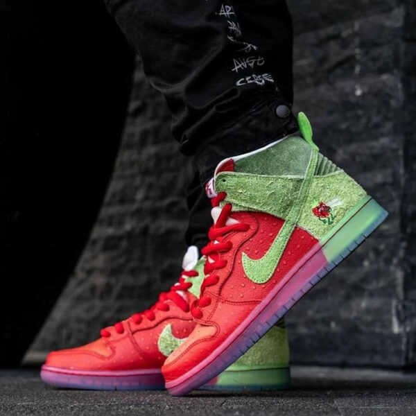 Nike SB Dunk High 'Strawberry Cough'